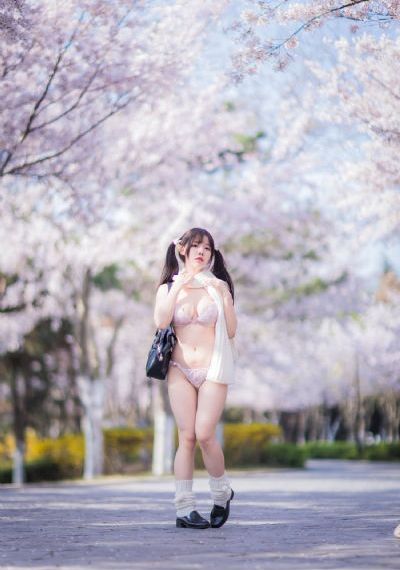被拥抱的人威胁了