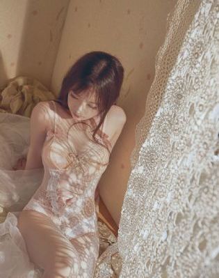 美女露出让男生揉的电影
